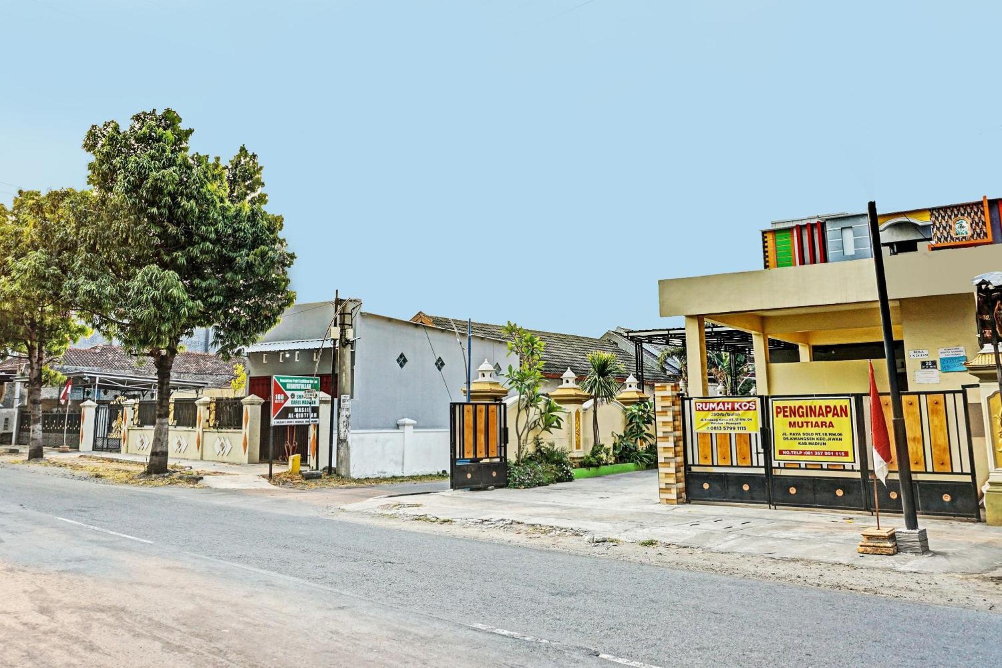 OYO 91599 Penginapan Mutiara Madiun Bagian luar foto
