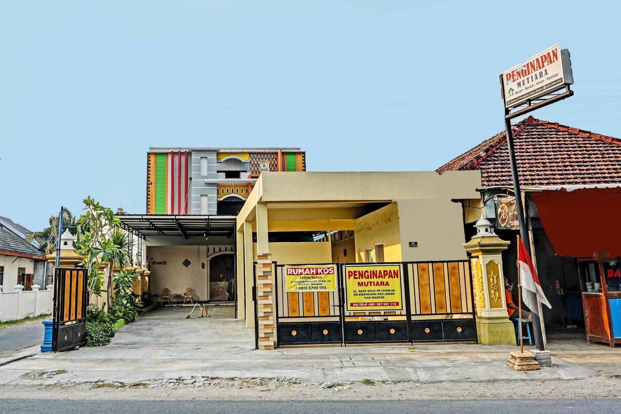 OYO 91599 Penginapan Mutiara Madiun Bagian luar foto