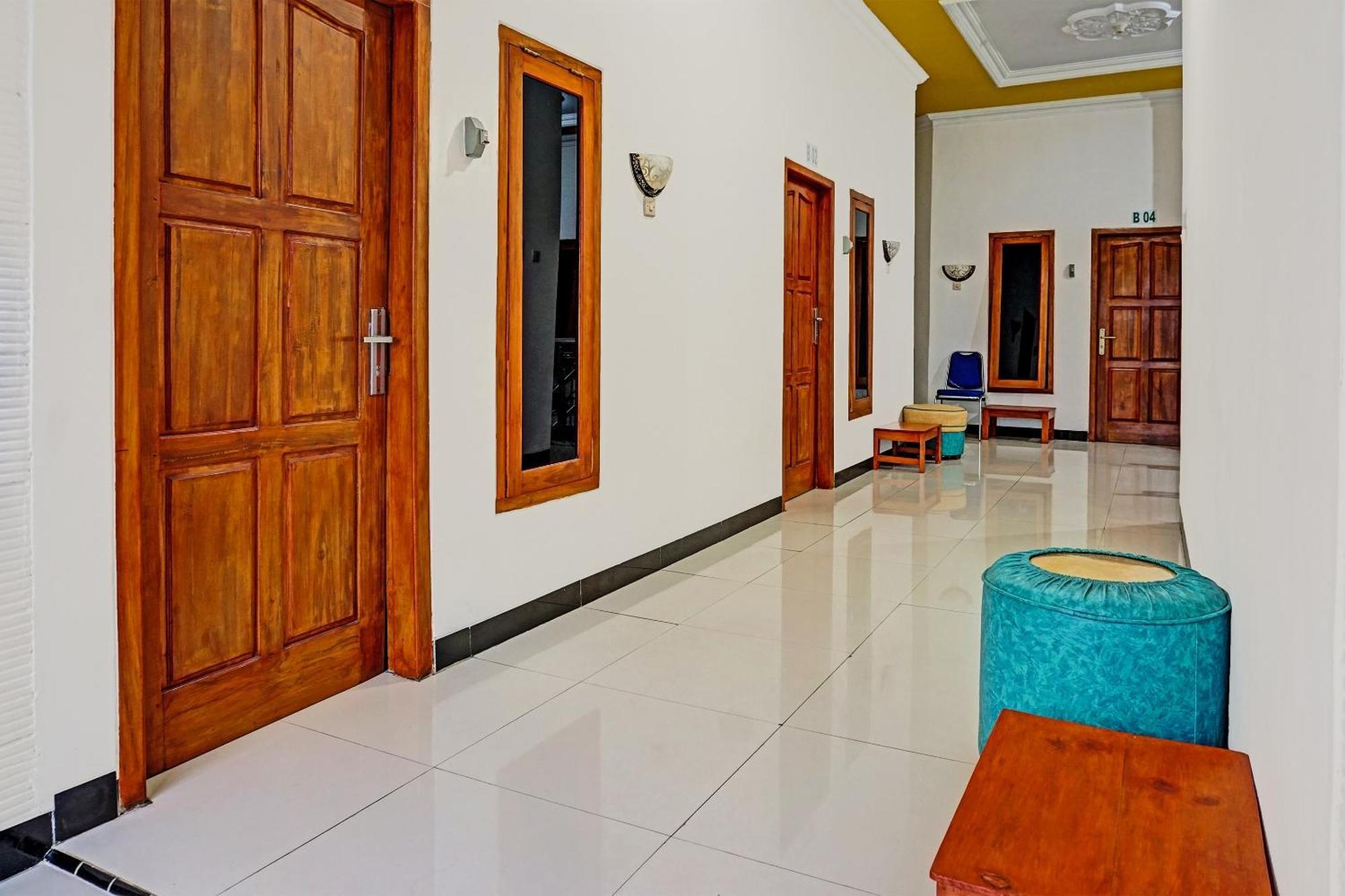 OYO 91599 Penginapan Mutiara Madiun Bagian luar foto
