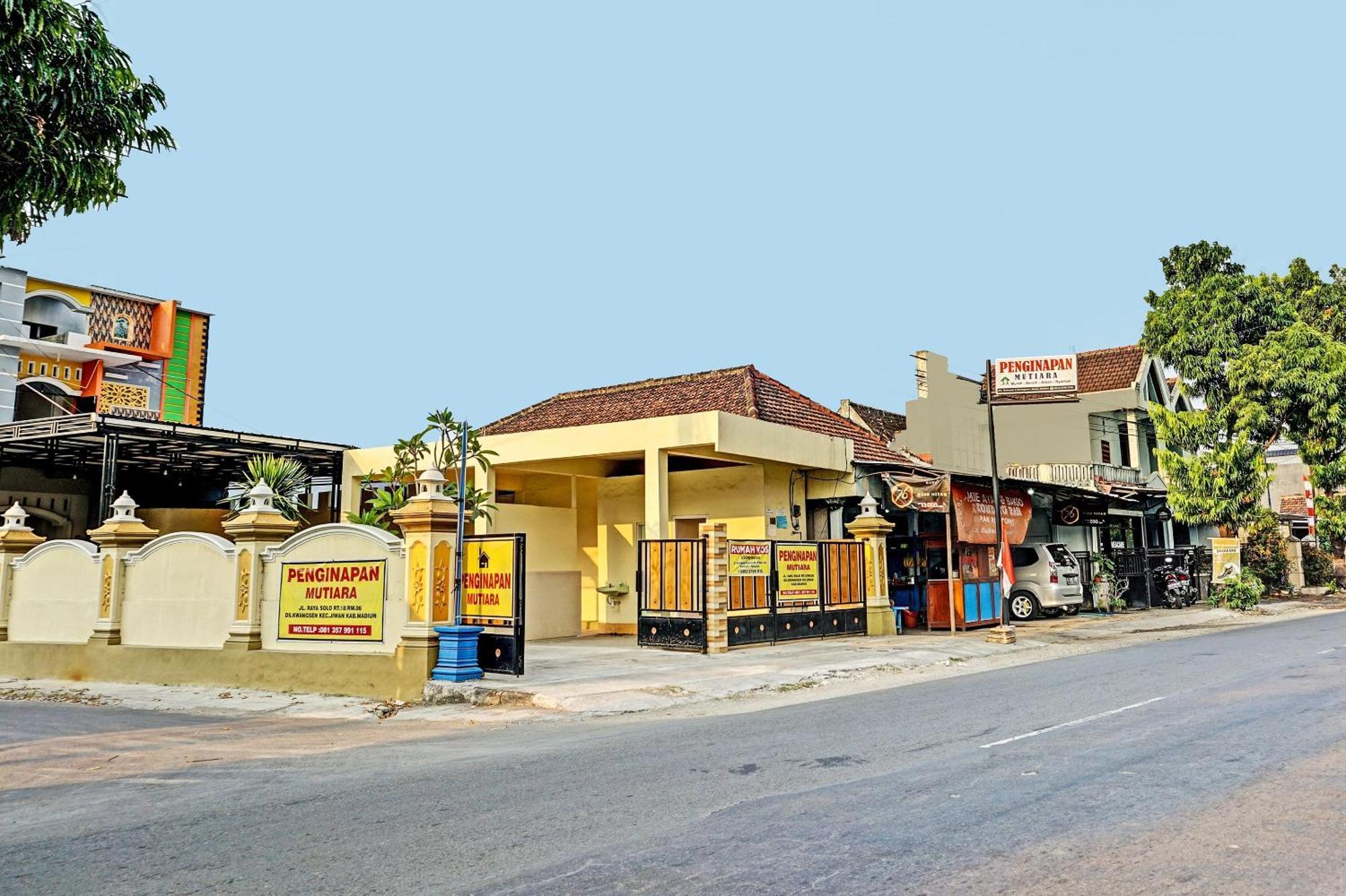 OYO 91599 Penginapan Mutiara Madiun Bagian luar foto