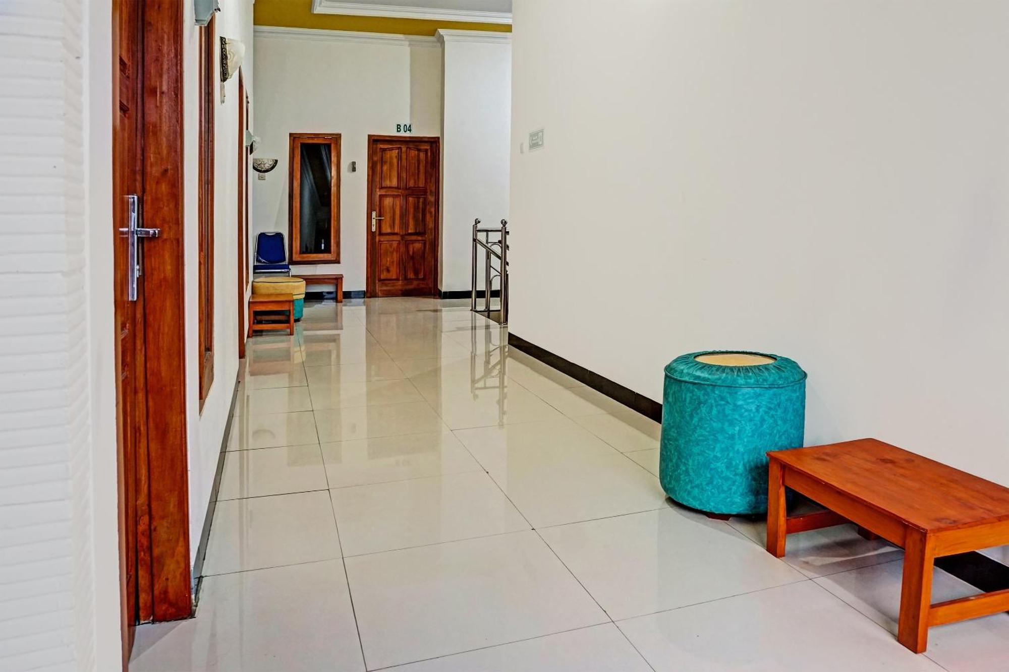 OYO 91599 Penginapan Mutiara Madiun Bagian luar foto
